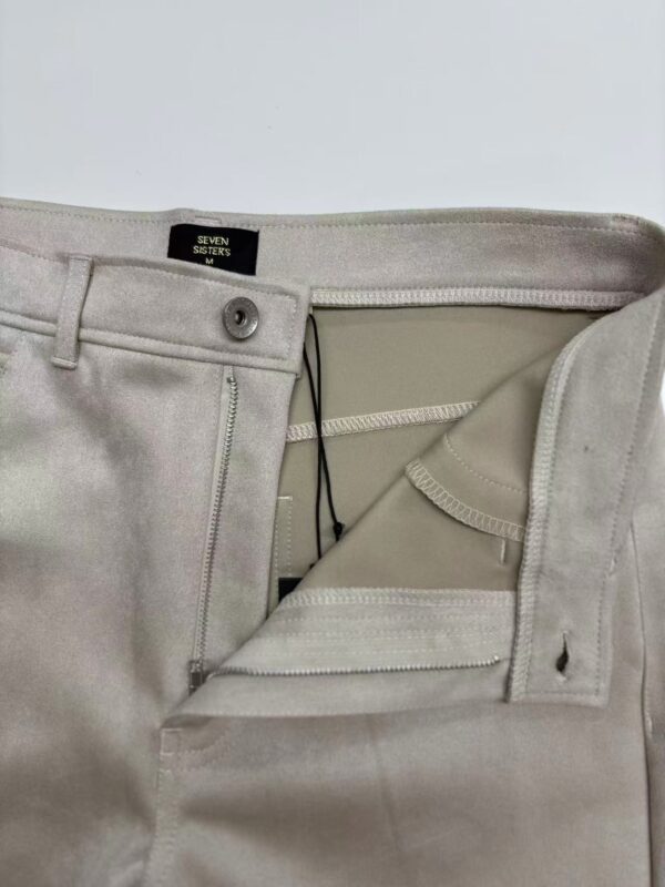 Close-up of light gray men's trousers showing zipper, button, and interior lining for a stylish and comfortable fit.
