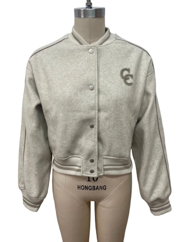Stylish grey varsity jacket with snap buttons, ribbed cuffs and collar, and embroidered logo on the chest, perfect for casual and sporty outfits.