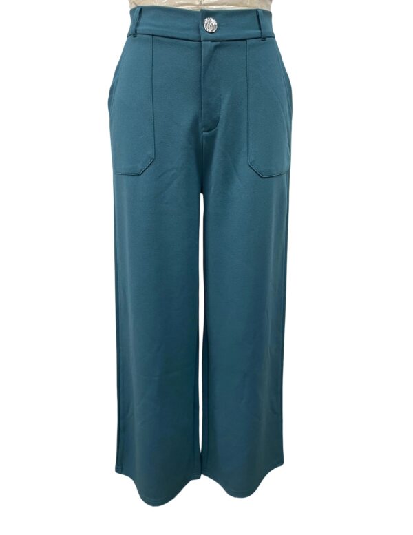 Stylish wide-leg blue trousers with front pockets and a button closure, perfect for professional or casual wear, made from high-quality fabric.