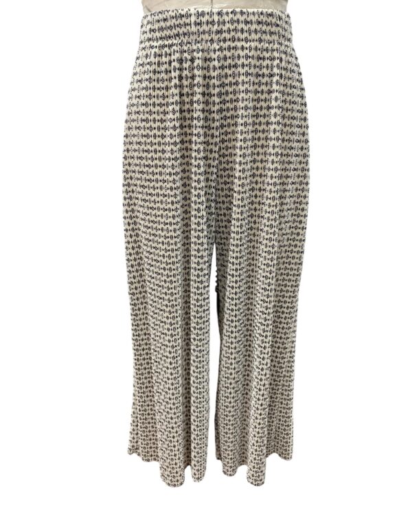 Stylish women's wide-leg trousers with a geometric pattern, perfect for casual or office wear, made from lightweight fabric for comfort and style.