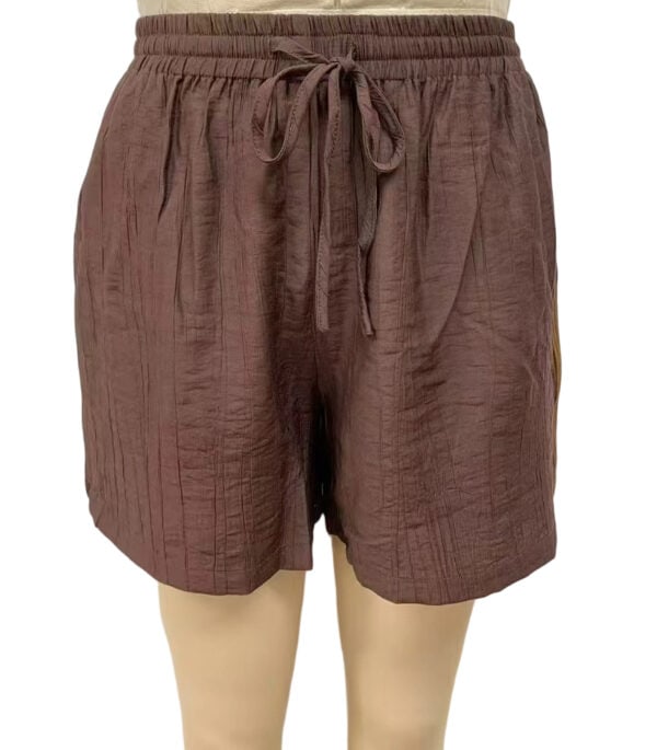 Comfortable brown linen shorts with an elastic waistband and drawstring, perfect for casual summer wear and outdoor activities.