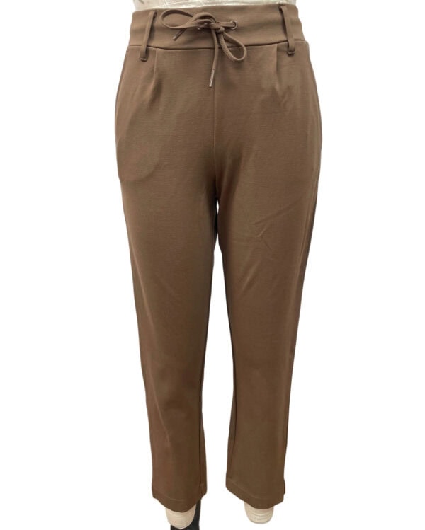 Comfortable casual brown pants with drawstring waist, suitable for everyday wear and relaxed occasions.