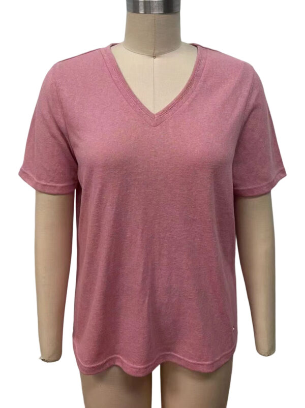 Pink V-neck casual T-shirt for women, made of soft fabric, short sleeves, perfect for everyday wear and comfortable style.