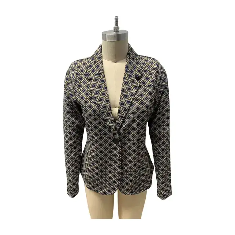 Elegant women's blazer with geometric diamond pattern in navy and beige, tailored fit, suitable for professional or casual wear.