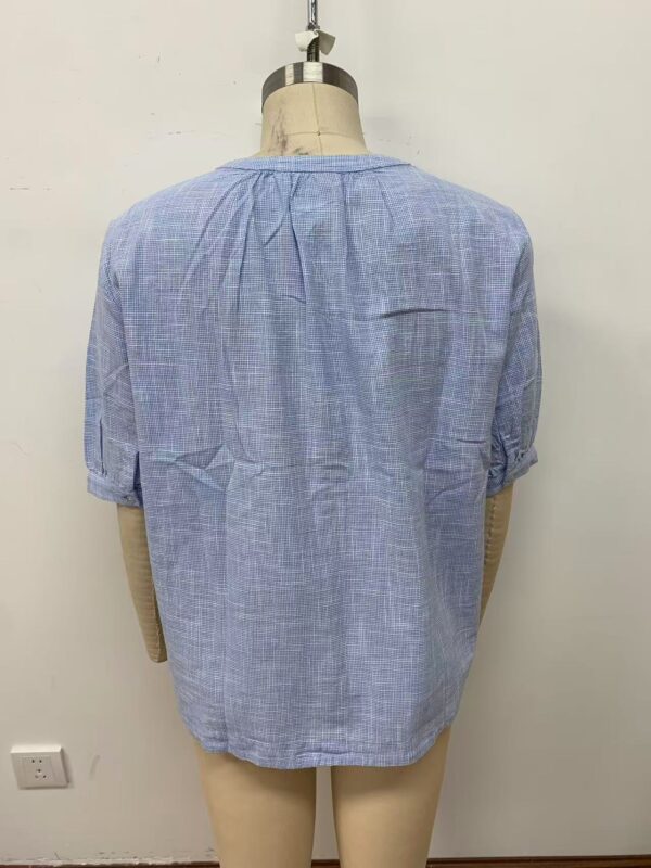 Light blue casual blouse made of lightweight fabric, featuring a relaxed fit and short sleeves, ideal for everyday wear and comfortable fashion.