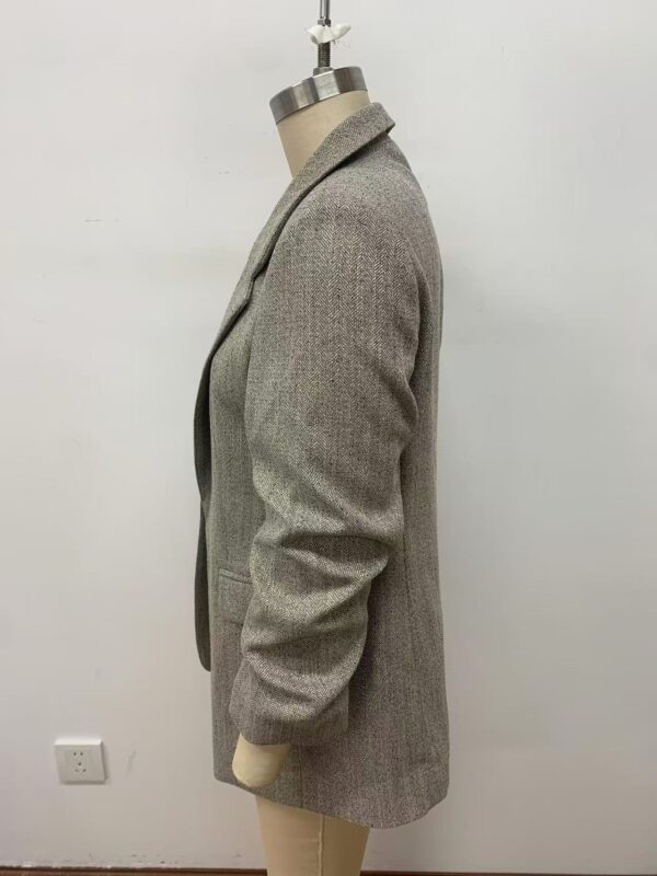 Stylish grey blazer for women, tailored fit, perfect for office or casual wear, made from high-quality fabric, displayed on a mannequin.