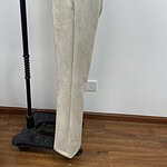 Comfortable beige jogging pants with elastic waistband and side pockets, ideal for casual wear and athletic activities.