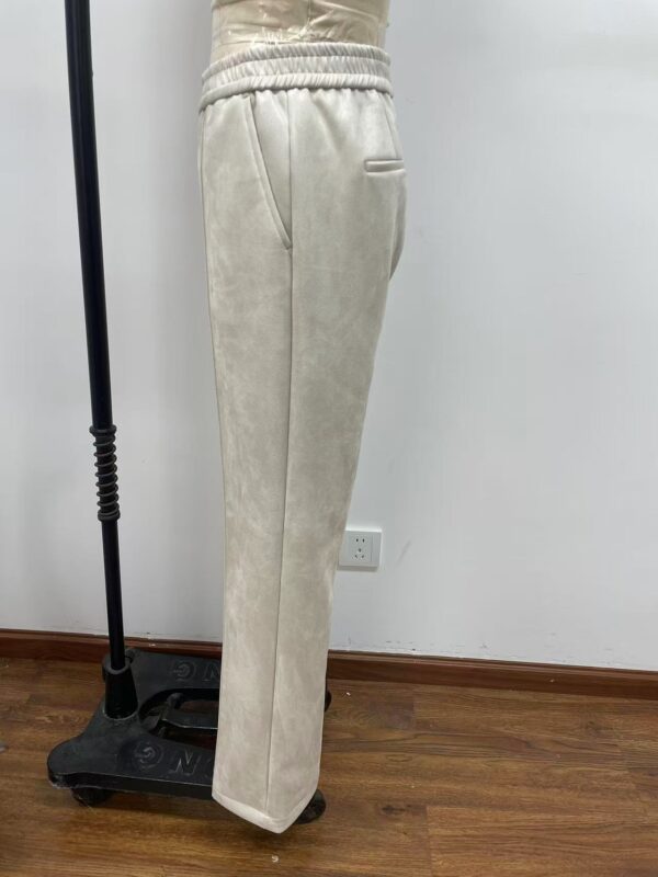 Comfortable beige jogging pants with elastic waistband and side pockets, ideal for casual wear and athletic activities.