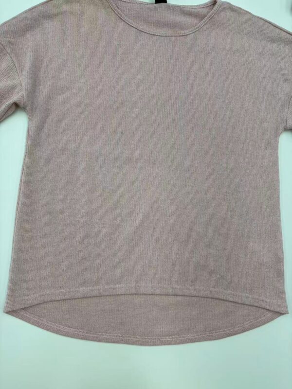 Simple grey T-shirt for women, versatile casual wear, made from soft fabric, perfect for everyday fashion and comfort.